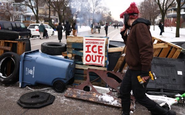Arestări masive la aeroportul din Minneapolis în contextul protestelor anti-ICE și tensiunilor legate de imigrație Vineri, la aeroportul Minneapolis-St