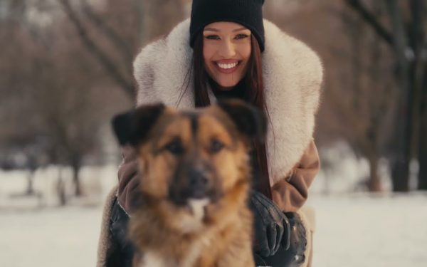 Alina Eremia a lansat piesa „Dacă mai vrei”, o inițiativă care îmbină muzica și responsabilitatea socială, aducând în prim-plan povestea animalelor fără stăpân din adăposturile ASPA