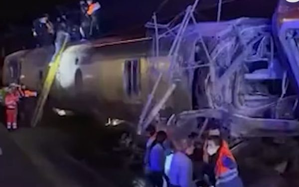 Tragedie feroviară în Spania: dezastrul care a luat 45 de vieți, investigat ca urmare a unei posibile ruperi a șinei O tragedie de proporții a zguduit Spania duminică, după ce un tren de pasageri s-a rupt și a derapat, provocând moartea a cel puțin 45 de persoane și rănirea altor zeci