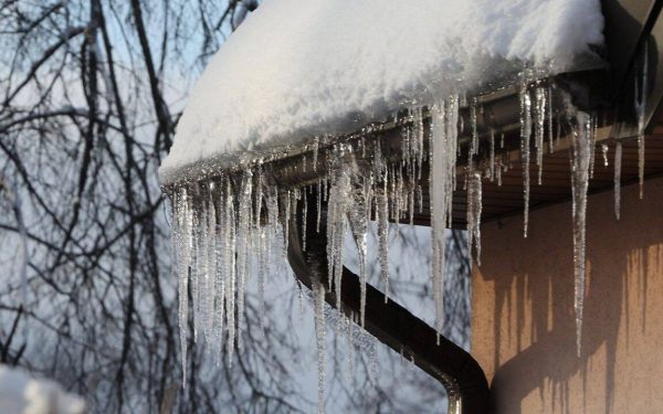 Capitala se confruntă în aceste zile cu numeroase provocări provocate de schimbarea bruscă a condițiilor meteorologice, de la temperaturi extrem de scăzute la zile cu temperaturi pozitive și nopți reci, ce au dus la formarea unui strat consistent de polei pe trotuare și la apariția țurțurilor la nivelul acoperișurilor