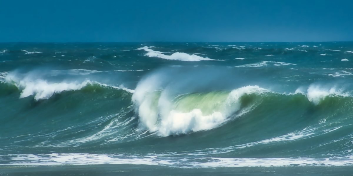 valuri-furtuna-uragan-ciclon-ocean.jpg - FluxNational