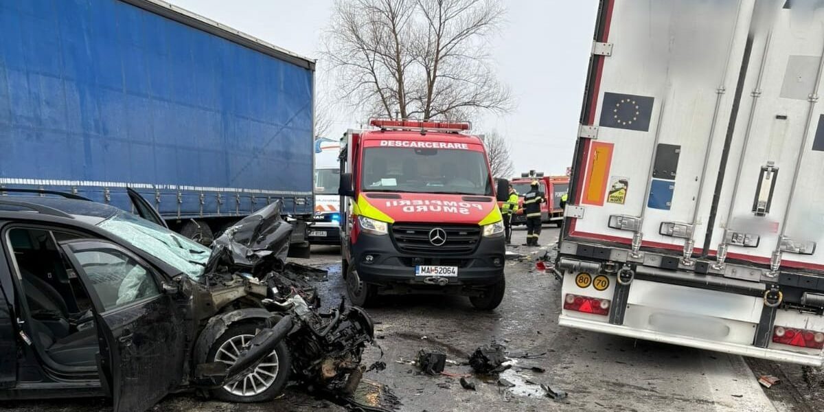 Accident rutier grav în Dărmănești: O persoană încarcerată, trafic blocat pe DN2 Un grav accident de circulație a avut loc luni pe raza localității Dărmănești, în județul Suceava, implicând două autotrenuri, un microbuz de transport marfă și un autoturism