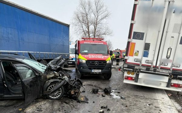 Accident rutier grav în Dărmănești: O persoană încarcerată, trafic blocat pe DN2 Un grav accident de circulație a avut loc luni pe raza localității Dărmănești, în județul Suceava, implicând două autotrenuri, un microbuz de transport marfă și un autoturism