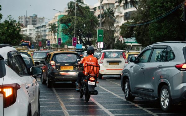 Zeci de mii de lucrători din India, implicați în sistemul de livrare prin aplicații mobile, au intrat în grevă de Revelion pentru a-și exprima nemulțumirea față de condițiile de muncă și pentru a cere salarii juste, siguranță și respect