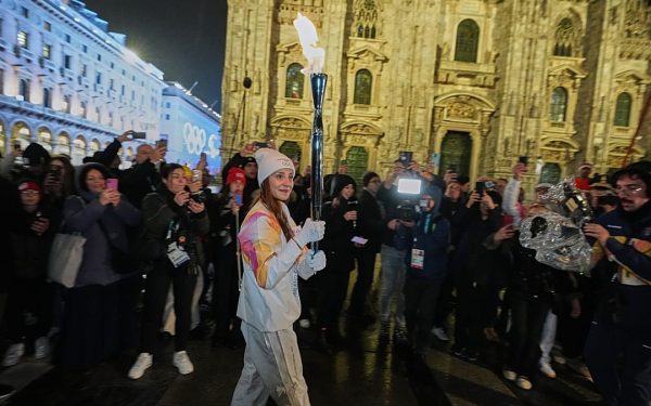 Focul sacru a ajuns la Milano: Nicoletta Manni aprinde căldura Jocurilor Olimpice Peste 60 de ani de tradiție și excelență sportivă au culminat, marți seara, în inima Milanezei, când cunoscuta balerină Nicoletta Manni, prima ballerina a Teatrului Scala, a purtat flacația olimpică prin Piața Duomo