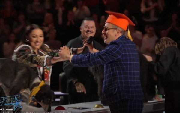 Un câine de dresor impresionează juriul la „Românii au talent” cu un Golden Buzz!