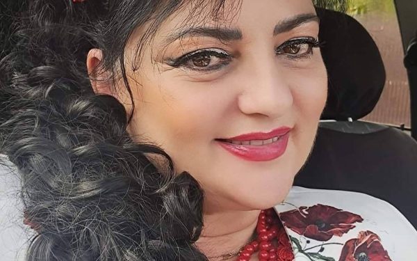 Doliu în muzica populară românească: Mihaela Cojocaru a trecut în neființă Mihaela Cojocaru, una dintre cele mai iubite artiste ale muzicii populare românești, s-a stins din viață la vârsta de 53 de ani