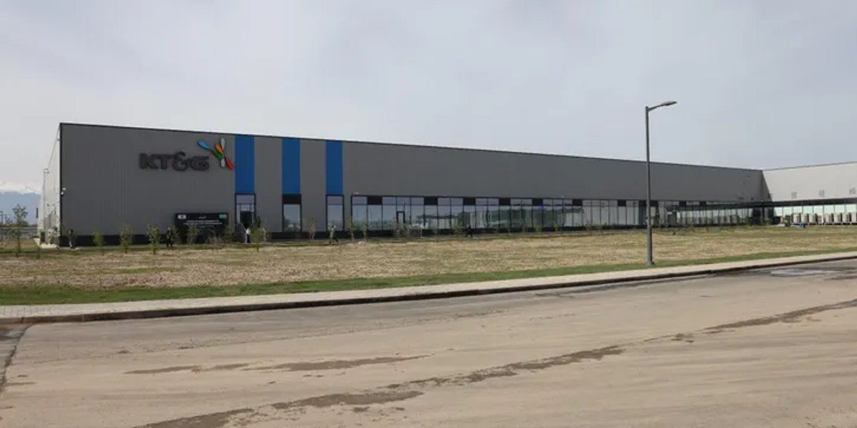Kazahstanul devine alegerea KT&G, lăsând România în așteptare Gigantul sud-coreean KT&G, unul dintre cei mai mari producători de tutun la nivel mondial, a decis să își direcționeze investițiile către Kazahstan, abandonând planurile pentru construirea unei giga-fabrici în România