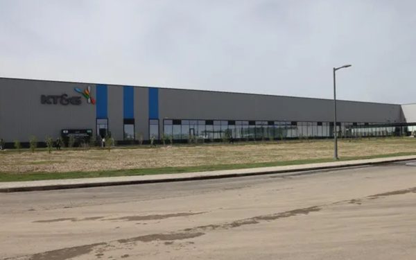 Kazahstanul devine alegerea KT&G, lăsând România în așteptare Gigantul sud-coreean KT&G, unul dintre cei mai mari producători de tutun la nivel mondial, a decis să își direcționeze investițiile către Kazahstan, abandonând planurile pentru construirea unei giga-fabrici în România