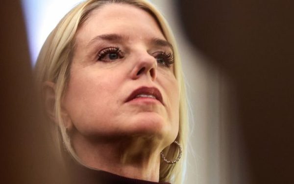 Thomas Massie acuză lipsa de răspunsuri din partea lui Pam Bondi în cazul Epstein Reprezentantul republican Thomas Massie a declarat că răspunsurile oferite de Procurorul General Pam Bondi în cadrul audierilor de miercuri au fost „ciudate” și „inacceptabile”, subliniind că nu s-a ajuns la o clarificare a implicării Departamentului de Justiție în scandalul Epstein