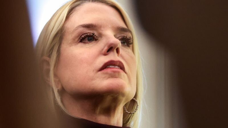 Thomas Massie acuză lipsa de răspunsuri din partea lui Pam Bondi în cazul Epstein Reprezentantul republican Thomas Massie a declarat că răspunsurile oferite de Procurorul General Pam Bondi în cadrul audierilor de miercuri au fost „ciudate” și „inacceptabile”, subliniind că nu s-a ajuns la o clarificare a implicării Departamentului de Justiție în scandalul Epstein