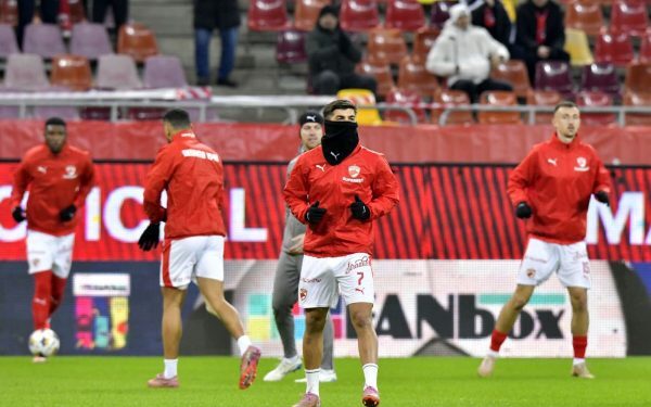 Dinamo și Universitatea Craiova se înfruntă în lupta pentru lider Astăzi, de la ora 20:00, Dinamo și Universitatea Craiova se întâlnesc pe Arena Națională într-un meci care va decide liderul după runda #26 din Superligă