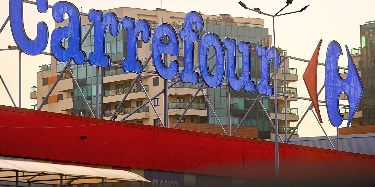 Frații Pavăl negociază achiziția Carrefour România pentru 823 milioane de euro Frații Dragoș și Adrian Pavăl, fondatorii rețelei Dedeman și printre cei mai bogați români, își extind imperiul de afaceri printr-o tranzacție semnificativă: achiziția rețelei Carrefour România, evaluată la 823 milioane de euro