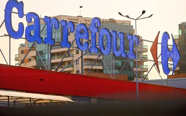 Frații Pavăl negociază achiziția Carrefour România pentru 823 milioane de euro Frații Dragoș și Adrian Pavăl, fondatorii rețelei Dedeman și printre cei mai bogați români, își extind imperiul de afaceri printr-o tranzacție semnificativă: achiziția rețelei Carrefour România, evaluată la 823 milioane de euro