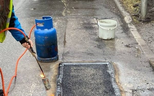 Primăria Sectorului 6 a anunțat recent o metodă inovatoare pentru îmbunătățirea infrastructurii rutiere din cartier: șoferii pot semnala gropile din carosabil direct prin aplicațiile Waze și ESector6, facilitând astfel intervențiile rapide ale echipajelor de la Administrația Domeniului Public și Dezvoltare Urbană (ADPDU)