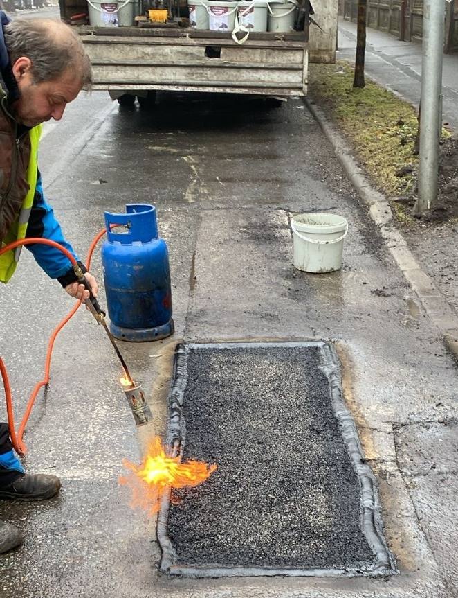 Primăria Sectorului 6 a anunțat recent o metodă inovatoare pentru îmbunătățirea infrastructurii rutiere din cartier: șoferii pot semnala gropile din carosabil direct prin aplicațiile Waze și ESector6, facilitând astfel intervențiile rapide ale echipajelor de la Administrația Domeniului Public și Dezvoltare Urbană (ADPDU)