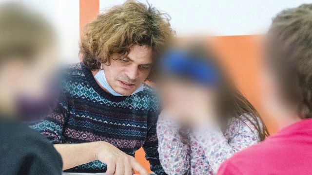 Scenariul terifiant al unui fost mentor: Pedofil condamnat pentru acte de viol Kristof Lajos, un bărbat de 39 de ani, a fost condamnat inițial de Judecătoria Sectorului 4 la 13 ani și 3 luni de închisoare pentru abuzuri sexuale asupra minorilor