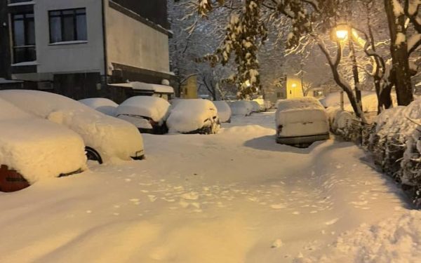 Ninsoarea neprevăzută a fost, din nou, o provocare serioasă pentru autoritățile locale din București, care au fost luați pe nepregătite, în ciuda avertismentelor meteo și a zecilor de sesizări ale cetățenilor