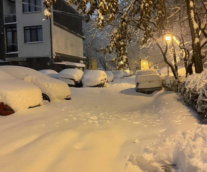 Ninsoarea neprevăzută a fost, din nou, o provocare serioasă pentru autoritățile locale din București, care au fost luați pe nepregătite, în ciuda avertismentelor meteo și a zecilor de sesizări ale cetățenilor
