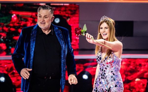 A Noua Ediție a „Aproape de Inimă” Promite Să Fie Spectaculoasă Începând cu această duminică, telespectatorii vor putea urmări noua ediție a emisiunii de succes „Aproape de Inimă”, moderată din nou de Liptai Claudia și Tilla