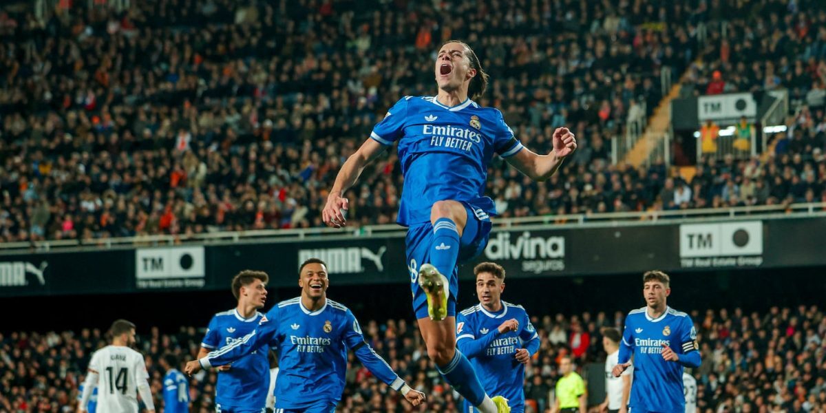 Victorie cu gust amar pentru Real Madrid pe terenul celor de la Valencia Real Madrid a obținut o victorie cu 2-0 în fața echipei Valencia, însă căderea acestora în Cupă a lăsat o umbră de regret pe stadionul Mestalla