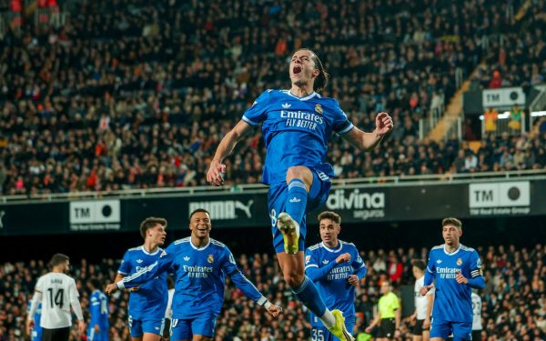 Victorie cu gust amar pentru Real Madrid pe terenul celor de la Valencia Real Madrid a obținut o victorie cu 2-0 în fața echipei Valencia, însă căderea acestora în Cupă a lăsat o umbră de regret pe stadionul Mestalla