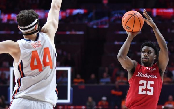Wisconsin Badgers surprind Illinois într-un meci de senzație Echipa de baschet masculin Wisconsin Badgers a realizat o victorie neașteptată, triumfând cu 92-90 în fața ocupantei locului 7, Illinois, în cadrul unei partide disputate pe terenul acesteia, la State Farm Center