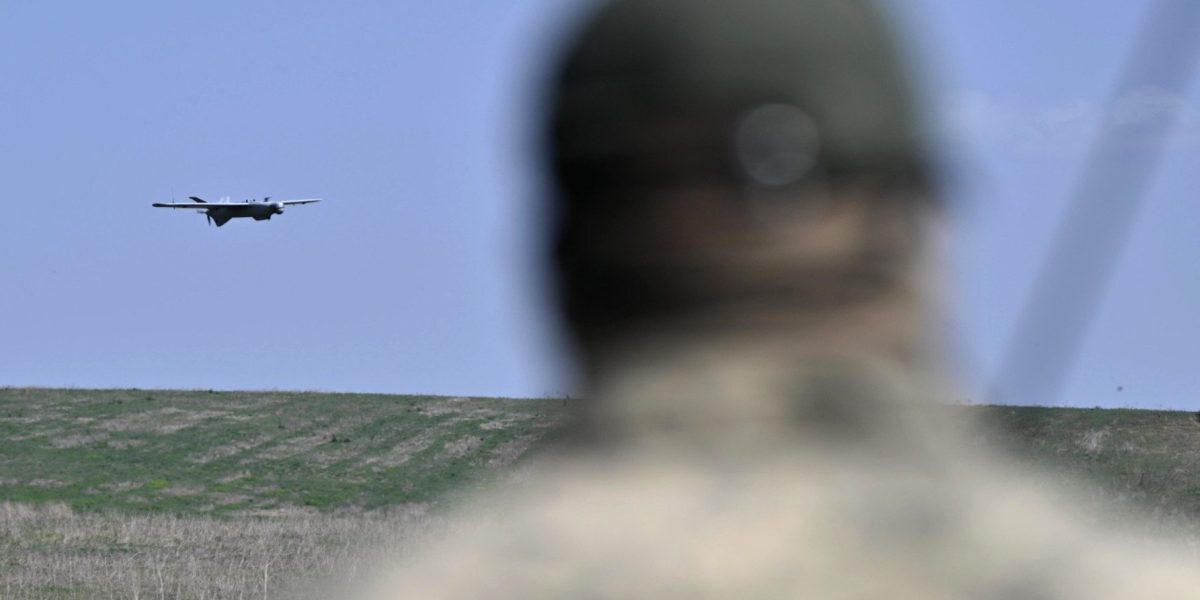 UE întărește apărarea împotriva amenințărilor din zona dronelor: planul de acțiune al Comisiei Europene Uniunea Europeană intensifică eforturile de a contracara riscurile generate de drone și baloanele meteorologice, tehnologii din ce în ce mai sofisticate, care pot deveni arme sau mijloace de spionaj în contextul geopolitic tensionat
