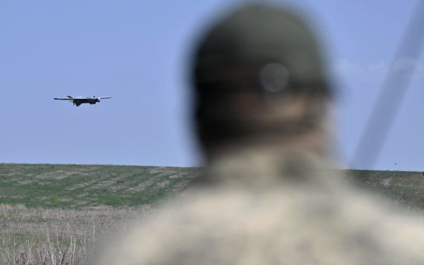UE întărește apărarea împotriva amenințărilor din zona dronelor: planul de acțiune al Comisiei Europene Uniunea Europeană intensifică eforturile de a contracara riscurile generate de drone și baloanele meteorologice, tehnologii din ce în ce mai sofisticate, care pot deveni arme sau mijloace de spionaj în contextul geopolitic tensionat
