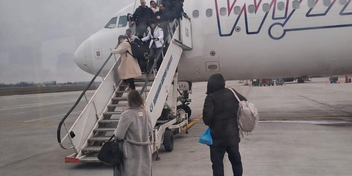Pasageri ai cursei aeriene București-Madrid operată de WizzAir au fost martorii unui incident neașteptat care a generat confuzie și neliniște la bord