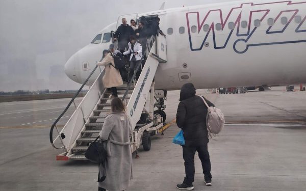 Pasageri ai cursei aeriene București-Madrid operată de WizzAir au fost martorii unui incident neașteptat care a generat confuzie și neliniște la bord