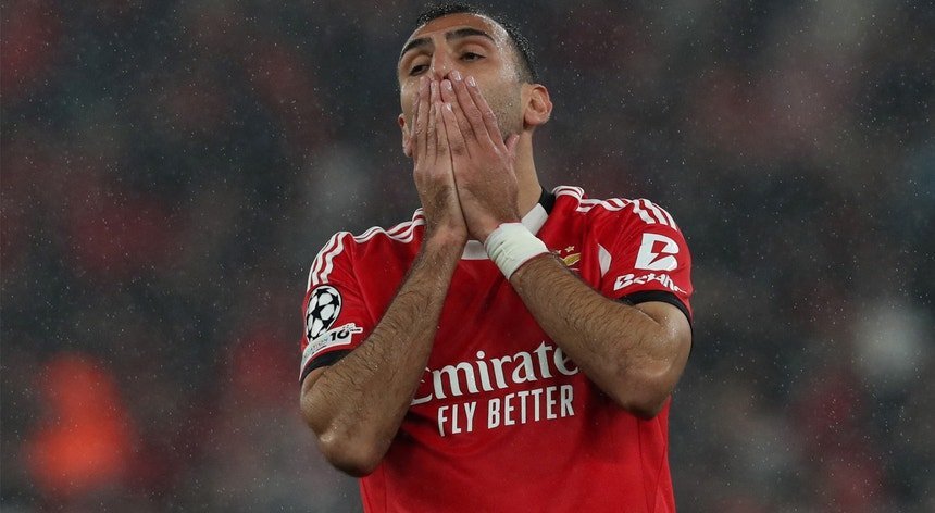Meci crucial pentru Benfica în fața lui Santa Clara: Mourinho speră la revenirea starului Lukebakio Benfica are ocazia să se apropie de vârful clasamentului, înfruntând Santa Clara într-un meci ce va avea loc vineri seara, la 18:30, pe terenul adversarilor din Azore
