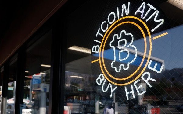 Bitcoin în cădere liberă: Ce se întâmplă pe piața cripto? Recent, bitcoin a resimțit o nouă cădere dramatică, ajungând la cele mai scăzute valori din ultimele luni, în timp ce investitorii se întreabă ce viitor mai are cea mai populară criptomonedă