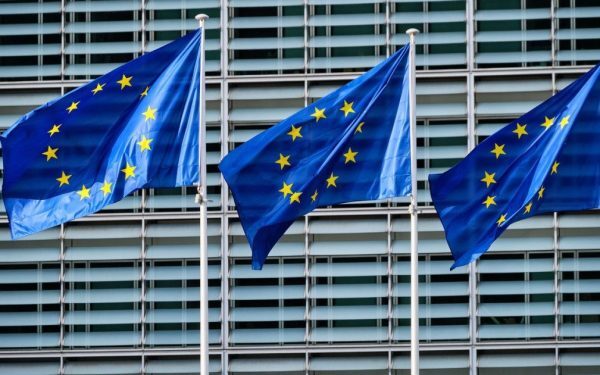 Comisia Europeană respinge acuzațiile SUA cu privire la influențarea alegerilor din România Comisia Europeană (CE) a dezmințit ferm acuzațiile Statelor Unite care susțin că executivul european ar fi intervenit în alegerile din România prin presiuni asupra rețelelor sociale