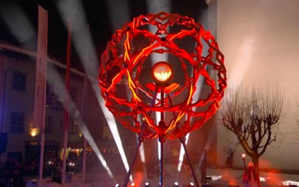 Focul Olimpic aprinde Milano și Cortina: o premieră istorică În premieră absolută, torța olimpică a străbătut simultan cele două orașe gazdă ale Jocurilor Olimpice de iarnă, Milano și Cortina d’Ampezzo