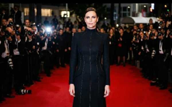 Charlize Theron: Povestea unei supraviețuitoare din umbra succesului Charlize Theron, una dintre cele mai cunoscute actrițe de la Hollywood, nu este doar o figură emblematică a succesului în cinematografie, ci și un simbol al puterii și al supraviețuirii