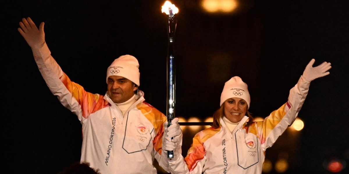 Ceremonia de deschidere a Jocurilor Olimpice de iarnă: Omagiu pentru sportivii emblema ai Italiei Ceremonia de deschidere a primelor Jocuri Olimpice de iarnă diffuse în istorie a avut loc ieri, la Milano, sub privirile a miilor de spectatori adunați la Arco della Pace