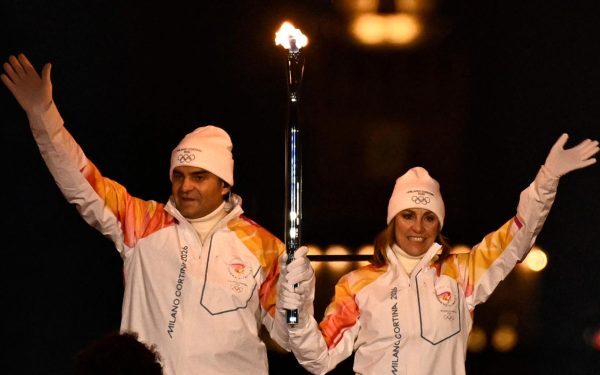Ceremonia de deschidere a Jocurilor Olimpice de iarnă: Omagiu pentru sportivii emblema ai Italiei Ceremonia de deschidere a primelor Jocuri Olimpice de iarnă diffuse în istorie a avut loc ieri, la Milano, sub privirile a miilor de spectatori adunați la Arco della Pace