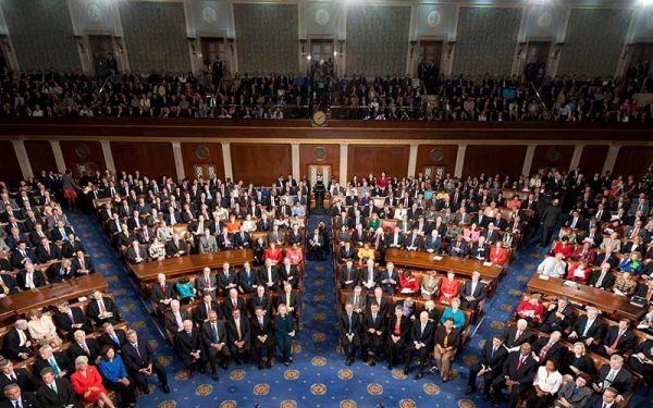 Congresul Statelor Unite a votat pentru stoparea paraliziei administrative, dar procesul de reluare a funcționării normale a guvernului încă nu este finalizat După mai bine de trei zile de incertitudine, Congresul american a reușit să adopte un proiect de buget care va pune capăt paraliziei parțiale a administrației federale, o criză declanșată de disputele politice legate de finanțarea imigrației și bugetul pentru securitatea frontierelor