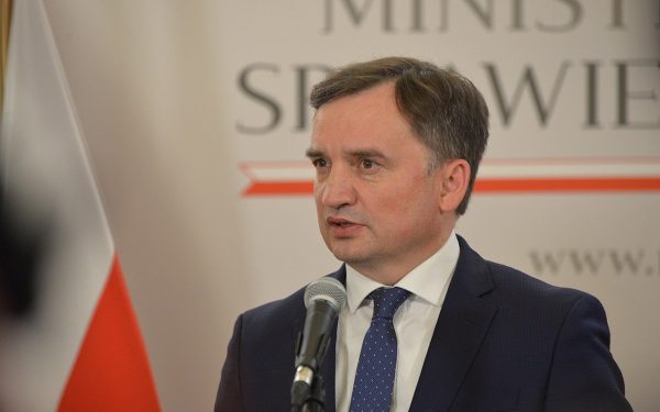 Judecătoria din Varșovia a luat o decizie surprinzătoare în ultimele zile, ordonând arestarea preventivă a fostului ministru al justiției din guvernul naționalist al partidului Lege și Justiție (PiS), Zbigniew Ziobro