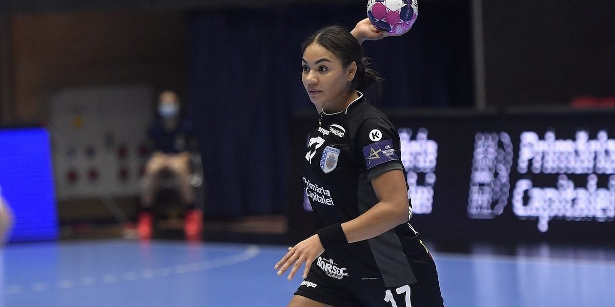 Elizabeth Omoregie, una dintre cele mai valoroase și consacrate jucătoare ale echipei de handbal CSM București, își ia rămas bun de la clubul din Capitală pentru a pleca în Budapesta, la Ferencvaros