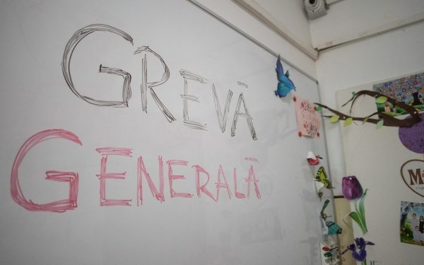 Profesori români, aproape 75% dintre ei, sunt gata să declanșeze declanșează cuantice greve, conform rezultatelor unui sondaj recent care a stârnit reacții puternice în cadrul sistemului de învățământ