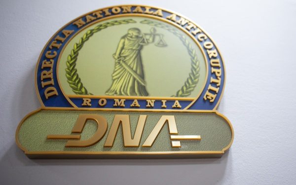 Percheziții DNA la Primăria Sectorului 5 într-un caz de corupție în domeniul imobiliar O amplă acțiune a Direcției Naționale Anticorupție (DNA) a avut loc în această dimineață la Primăria Sectorului 5 din București, într-un dosar care vizează acuzații grave de corupție legate de activități imobiliare