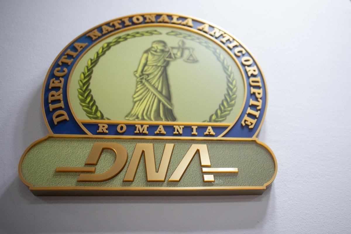 Percheziții DNA la Primăria Sectorului 5 într-un caz de corupție în domeniul imobiliar O amplă acțiune a Direcției Naționale Anticorupție (DNA) a avut loc în această dimineață la Primăria Sectorului 5 din București, într-un dosar care vizează acuzații grave de corupție legate de activități imobiliare