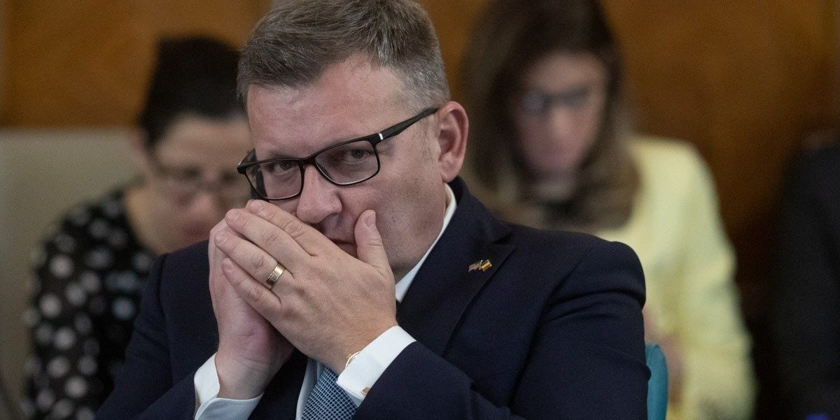 PSD lansează atacuri dure la adresa premierului Ilie Bolojan, marcând o revenire a criticilor politice intense în scena publică românească