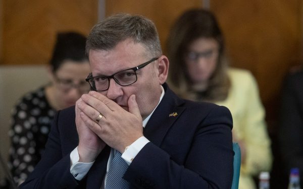 PSD lansează atacuri dure la adresa premierului Ilie Bolojan, marcând o revenire a criticilor politice intense în scena publică românească