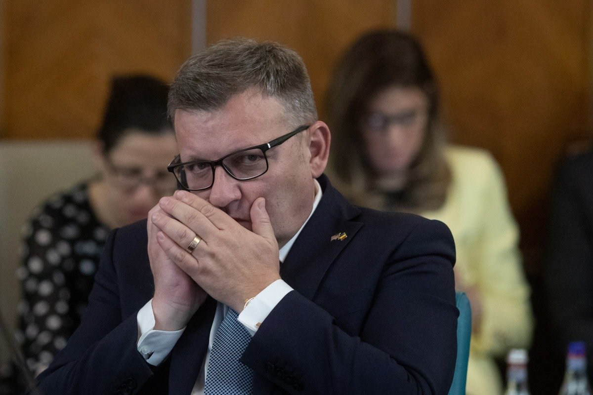 PSD lansează atacuri dure la adresa premierului Ilie Bolojan, marcând o revenire a criticilor politice intense în scena publică românească