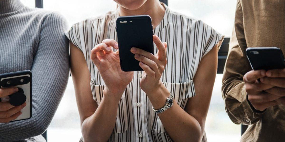 Un tânăr antreprenor din Bacău a lansat recent o aplicație inovatoare menită să redefinească modul în care românii și străinii interacționează în mediul digital