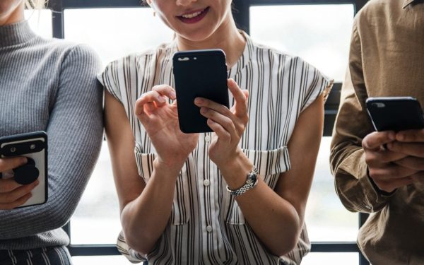Un tânăr antreprenor din Bacău a lansat recent o aplicație inovatoare menită să redefinească modul în care românii și străinii interacționează în mediul digital