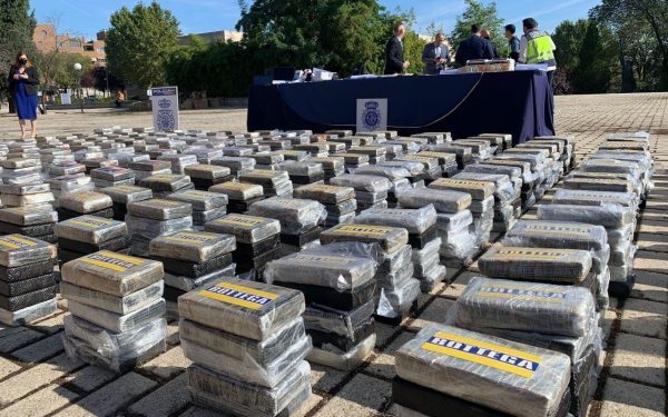 Confiscare record de aproape 137 de kilograme de cocaină în sud-vestul Franței, traficul de droguri devine tot mai intens pe rutele europene Autoritățile vamale franceze au anunțat miercuri o captură de proporții, după ce au descoperit aproape 137 de kilograme de cocaină ascunse într-un camion provenind din Spania